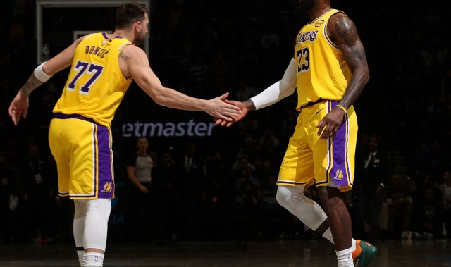 hth在线官网-这都能赢？湖人全队22失误&amp;詹姆斯8次东契奇5次 76人全队14次