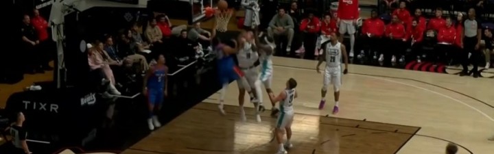 hth在线官网-小杨血帽昔日的16号秀！杨瀚森血帽扎伊尔·史密斯的扣篮！